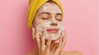 Bantu Cerahkan Wajah Kusam: 5 Facial Wash Berbahan Vitamin C & Niacinamide