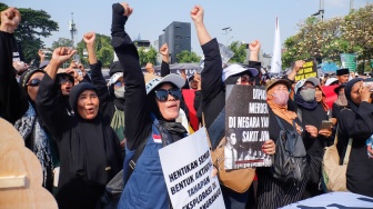 Massa aksi dari Wahana Lingkungan Hidup Indonesia (WALHI) berjoget saat melakukan unjuk rasa dalam rangka Hari Keadilan Ekologis 2026 di depan Gedung DPR RI, Jakarta, Senin (21/9/2026). [Suara.com/Alfian Winanto]
