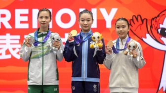 Pewushu Indonesia Eugenia Diva Widodo (kanan), pewushu Hongkong Lydia Sham (tengah), pewushu Makau Sou Cho Man (kiri) berfoto bersama dengan memegang medali wushu nomor taolu changquan putri Asian Games Aichi-Nagoya 2026 di Aichi Prefectural Martial Arts Hall, Aichi, Jepang, Senin (21/9/2026). [ANTARA FOTO/Fauzan/nym]