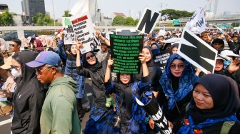 Massa aksi dari Wahana Lingkungan Hidup Indonesia (WALHI) berjoget saat melakukan unjuk rasa dalam rangka Hari Keadilan Ekologis 2026 di depan Gedung DPR RI, Jakarta, Senin (21/9/2026). [Suara.com/Alfian Winanto]
