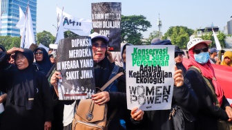 Massa aksi dari Wahana Lingkungan Hidup Indonesia (WALHI) berjoget saat melakukan unjuk rasa dalam rangka Hari Keadilan Ekologis 2026 di depan Gedung DPR RI, Jakarta, Senin (21/9/2026). [Suara.com/Alfian Winanto]
