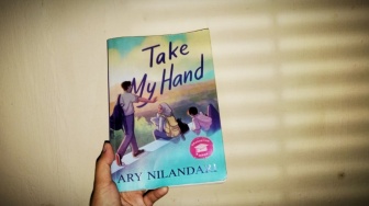 Take My Hand: Ketika Menjadi Anak Kelas 12 Tak Semudah yang Dibayangkan