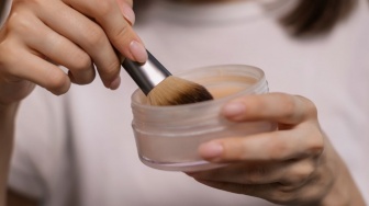 Bedak Tabur yang Bagus Merek Apa? Ini 7 Rekomendasinya yang Awet Menahan Minyak