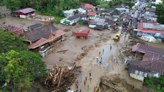 Foto udara alat berat membersihkan jalan akibat dampak banjir bandang menerjang kawasan Arosuka, Kabupaten Solok, Sumatera Barat, Selasa (22/9/2026). [ANTARA FOTO/Fitra Yogi/bar]
