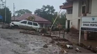 Banjir Bandang Terjang Kompleks Pemkab Solok! Kantor PUPR hingga DPRD Terdampak Parah