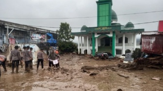 Banjir Bandang Solok: 4 Warga Luka, 11 Kantor Pemerintahan dan Puluhan Kendaraan Rusak Parah