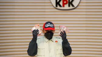 Petugas menunjukan barang bukti berupa uang tunai dari hasil Operasi Tangkap Tangan (OTT) yang melibatkan Bupati Bolaang Mongondow Utara Sirajudin Lasena saat konferensi pers di Gedung Merah Putih KPK, Jakarta, Selasa (22/9/2026). [Suara.com/Alfian Winanto]