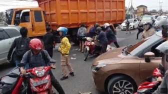 Diduga Rem Blong, Fuso Oranye 'Sapu' Antrean Kendaraan di Jalan Pramuka: Korban Dilarikan ke RS
