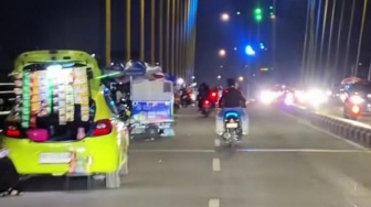 Jembatan Siak IV Pekanbaru Dipenuhi Pedagang, Bahayakan Pengguna Jalan