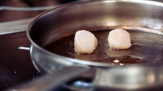 7 Cara Mengatasi Wajan Stainless Steel Lengket saat Menggoreng agar Masakan Tak Hancur