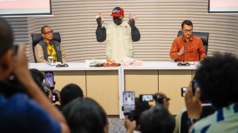 Petugas menunjukan barang bukti berupa uang tunai dari hasil Operasi Tangkap Tangan (OTT) yang melibatkan Bupati Bolaang Mongondow Utara Sirajudin Lasena saat konferensi pers di Gedung Merah Putih KPK, Jakarta, Selasa (22/9/2026). [Suara.com/Alfian Winanto]
