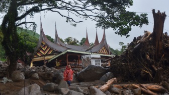 Warga berada di antara material banjir bandang di Arosuka, Kabupaten Solok, Sumatera Barat, Selasa (22/9/2026). [ANTARA FOTO/Fitra Yogi/bar]