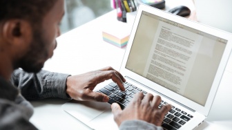 Cara Menghapus Halaman Kosong di Microsoft Word Windows dan macOS
