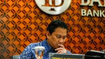 Deputi Gubernur Thomas Djiwandono saat mengumumkan hasil Rapat Dewan Gubernur (RDG) di Bank Indonesia, Jakarta, Rabu (23/9/2026). [Suara.com/Alfian Winanto]