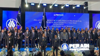 Harris Arthur Hedar Lantik 120 Pengurus Peradi Profesional di Sultra, Titip Pesan Ini