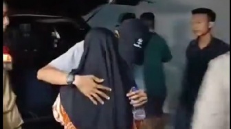 Disambut Histeris Keluarga, Momen Korban KM Virgo Transport 8 Pulang Rumah di Cianjur