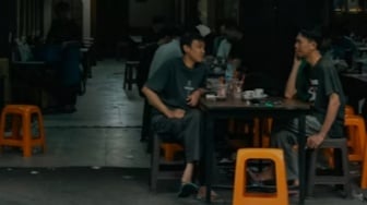 Pagi Hari Nongkrong di Warkop, Mengapa Petani Bojonegoro Sering Dikira Pengangguran?