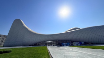Suasana Heydar Aliyev Center di Baku, Azerbaijan, Senin (21/9/2026). [Suara.com/Rizka Chaerani]