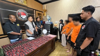 Sejoli di Medan Diciduk Edarkan Pod Getar asal Malaysia, Disembunyikan di Jam Dinding