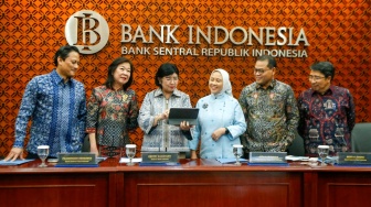 Gubernur Bank Indonesia (BI), Destry Damayanti (ketiga kiri) didampingi Deputi Gubernur Senior Aida S Budiman (ketiga kanan) dan para Deputi Gubernur Thomas Djiwandono (kiri), Filianingsih Hendarta (kedua kiri), Solikin M Juhro (kanan) dan Ricky Gozali (kedua kanan) saat mengumumkan hasil Rapat Dewan Gubernur (RDG) di Bank Indonesia, Jakarta, Rabu (23/9/2026). [Suara.com/Alfian Winanto]