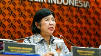 Gubernur Bank Indonesia (BI), Destry Damayanti saat mengumumkan hasil Rapat Dewan Gubernur (RDG) di Bank Indonesia, Jakarta, Rabu (23/9/2026). [Suara.com/Alfian Winanto]