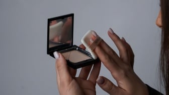 5 Cara Memilih Shade Bedak Two Way Cake yang Cocok untuk Kulit Sawo Matang