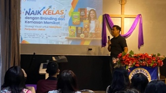 Tak Berhenti di Pelatihan, Dosen IKADO Dampingi Warga Simo Gunung Kembangkan Bisnis Digital