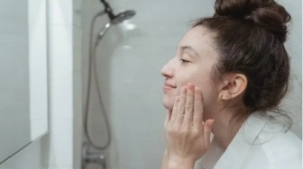 4 Low pH Cleanser Berbahan Probiotic Buat Perkuat Skin Barrier Kulit Kering
