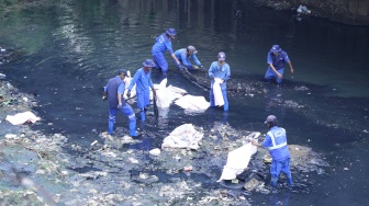 Peringati Hari Sungai dan World Cleanup Day, TelkomGroup Bersihkan Kali Krukut dari 5,1 Ton Sampah