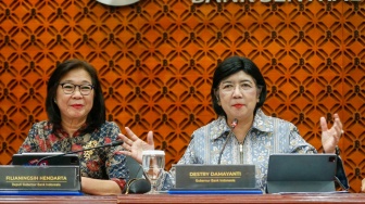 Gubernur Bank Indonesia (BI), Destry Damayanti (kanan) didampingi Deputi Gubernur Filianingsih Hendarta  (kiri) saat mengumumkan hasil Rapat Dewan Gubernur (RDG) di Bank Indonesia, Jakarta, Rabu (23/9/2026). [Suara.com/Alfian Winanto]