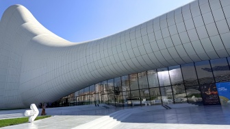 Suasana Heydar Aliyev Center di Baku, Azerbaijan, Senin (21/9/2026). [Suara.com/Rizka Chaerani]