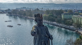 Foto udara patung Pahlawan Nasional Sultan Himayatuddin Muhammad Saidi atau Oputa Yi Koo dengan latar belakang permukiman di kawasan Kotamara, Baubau, Sulawesi Tenggara, Rabu (23/9/2026). [ANTARA FOTO/Andry Denisah/kye]