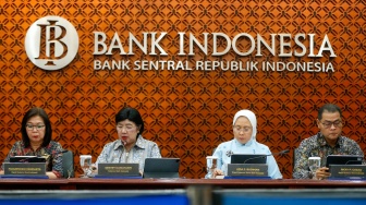 Gubernur Bank Indonesia (BI), Destry Damayanti (kedua kiri) didampingi Deputi Gubernur Senior Aida S Budiman (kedua kanan), Deputi Gubernur Filianingsih Hendarta  (kiri) dan Ricky Gozali (kanan) saat mengumumkan hasil Rapat Dewan Gubernur (RDG) di Bank Indonesia, Jakarta, Rabu (23/9/2026). [Suara.com/Alfian Winanto]