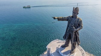 Foto udara patung Pahlawan Nasional Sultan Himayatuddin Muhammad Saidi atau Oputa Yi Koo dengan latar belakang permukiman di kawasan Kotamara, Baubau, Sulawesi Tenggara, Rabu (23/9/2026). [ANTARA FOTO/Andry Denisah/kye]