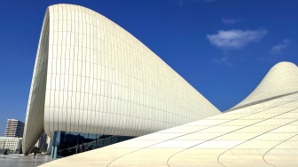 Suasana Heydar Aliyev Center di Baku, Azerbaijan, Senin (21/9/2026). [Suara.com/Rizka Chaerani]
