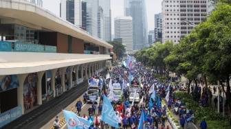 Massa buruh melakukan long march saat aksi unjuk rasa di Kawasan Bundaran HI, Jakarta, Kamis (24/9/2026). [Suara.com/Alfian Winanto]