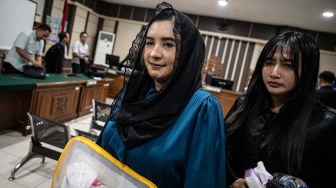 Terdakwa kasus dugaan korupsi pengadaan barang dan jasa di Pemkab Pekalongan Fadia Arafiq (kiri) berjalan keluar usai mengikuti sidang tuntutan di Pengadilan Tipikor, Semarang, Jawa Tengah, Kamis (24/9/2026). [ANTARA FOTO/Aprillio Akbar/wsj]