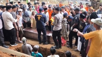 Kedatangan Jenazah Korban Hilang Kapal Arupadhatu 1 Disambut Isak Tangis Keluarga
