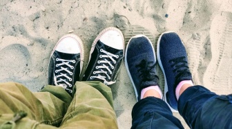 5 Cara Memilih Sneakers dengan Bantalan Terbaik agar Nyaman untuk Jalan Jauh