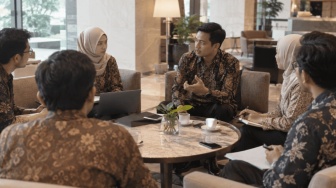Bahasa Sendiri Terasa Kuno? Fenomena Gengsi yang Diam-Diam Kita Rawat