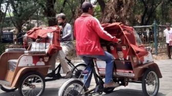 Bantu Lansia Tetap 'Ngebul', Presiden Prabowo Bagikan Becak Listrik Gratis di Bekasi