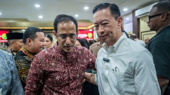 Terdakwa kasus dugaan korupsi pengadaan Chromebook dalam program digitalisasi pendidikan di Kemendikbudristek Nadiem Anwar Makarim (kiri) mendapat dukungan dari mantan Menteri Perdagangan Thomas Trikasih Lembong (kanan) usai sidang putusan banding di Pengadilan Tinggi DKI Jakarta, Jakarta, Kamis (24/9/2026). [ANTARA FOTO/Bayu Pratama S/wsj]