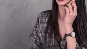 5 Cara Memilih Jam Tangan Wanita Minimalis untuk Tangan Kecil, Cantik dan Proporsional