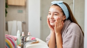 4 Brightening Cleanser Buat Remaja Lawan Kusam setelah Beraktivitas Outdoor