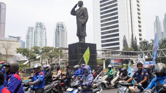 Massa buruh melakukan long march saat aksi unjuk rasa di Kawasan Bundaran HI, Jakarta, Kamis (24/9/2026). [Suara.com/Alfian Winanto]