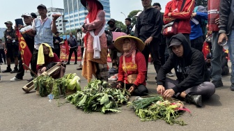 Bawa Kentongan Hingga Kenakan Topi Caping, Massa Hari Tani Nasional Mulai Padati Depan Gedung DPR