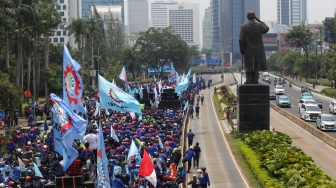 Massa buruh melakukan long march saat aksi unjuk rasa di Kawasan Bundaran HI, Jakarta, Kamis (24/9/2026). [Suara.com/Alfian Winanto]