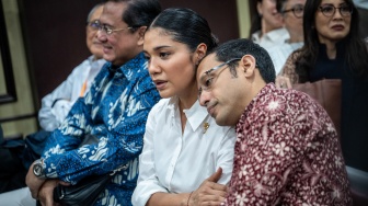 Terdakwa kasus dugaan korupsi pengadaan Chromebook dalam program digitalisasi pendidikan di Kemendikbudristek Nadiem Anwar Makarim (kanan) bersandar ke bahu istrinya Franka Franklin (kedua kanan) sebelum sidang putusan banding di Pengadilan Tinggi DKI Jakarta, Jakarta, Kamis (24/9/2026). [ANTARA FOTO/Bayu Pratama S/wsj]