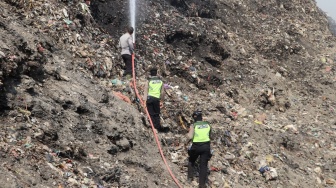 Baru Masuk Masa Transisi, TPA Putri Cempo Kembali Terbakar, Polisi Kerahkan Water Cannon