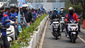Massa buruh melakukan long march saat aksi unjuk rasa di Kawasan Bundaran HI, Jakarta, Kamis (24/9/2026). [Suara.com/Alfian Winanto]